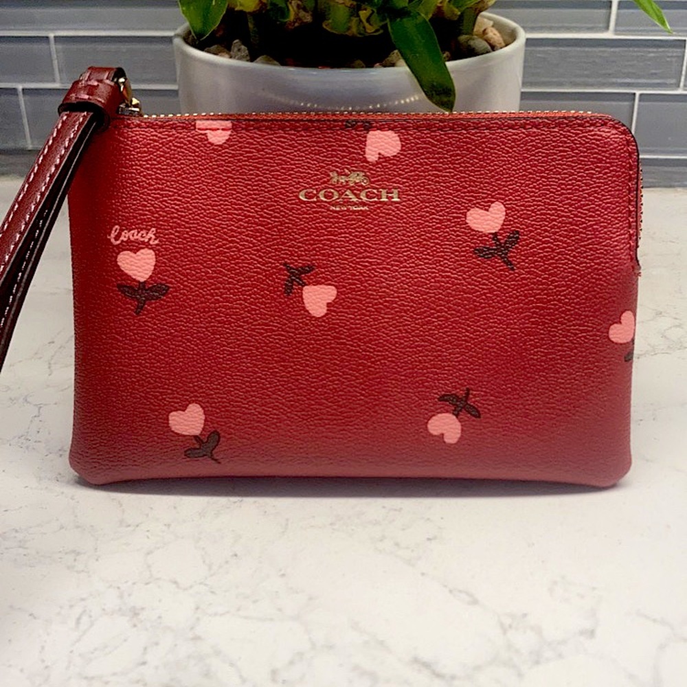 Valentines Coach wristlet 💓❤️🤎